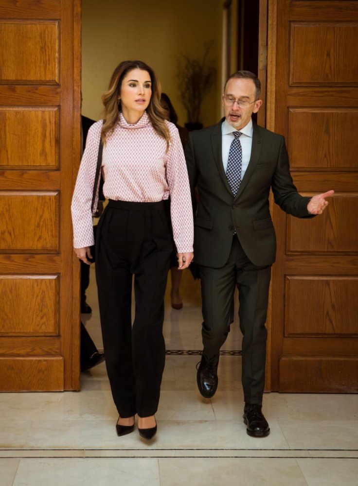 موديلات بناطيل واسعة وعالية الخصر مستوحاه من اطلالات الملكة رانيا لعيد الفطر 2019