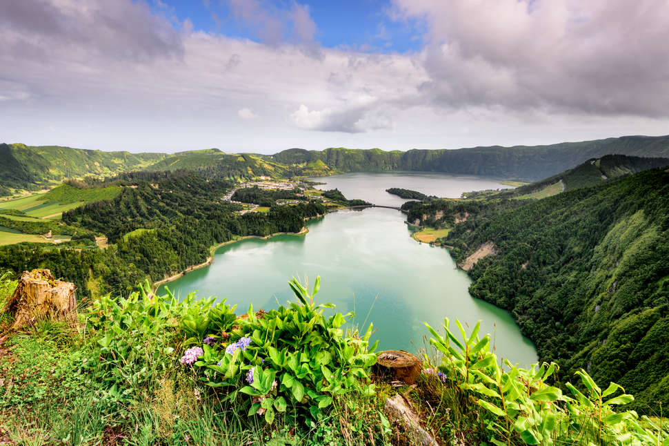 جزر الازور في البرتغال التي تعتبر من ضمن اجمل وجهات سياحية هذا الربيع