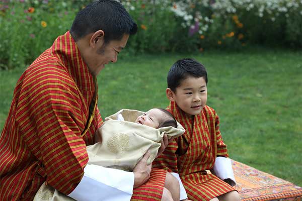 ملك بوتان لم يعلن عن اسم طفله الثاني بعد