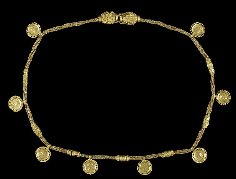عقد روماني ذهبي مع عملات معدنية متدلية وسلسلة مضفرة