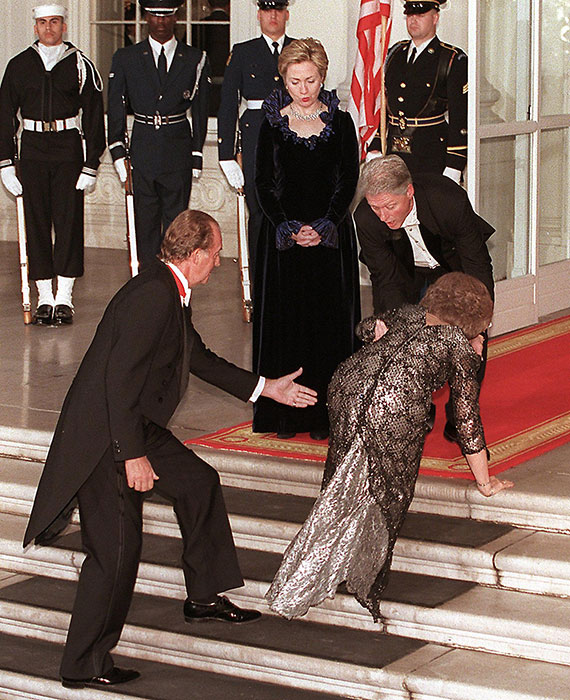 الملكة صوفيا كادت أن تسقط على السلم بعد أن تعثرت أثناء زيارتها إلى أمريكا