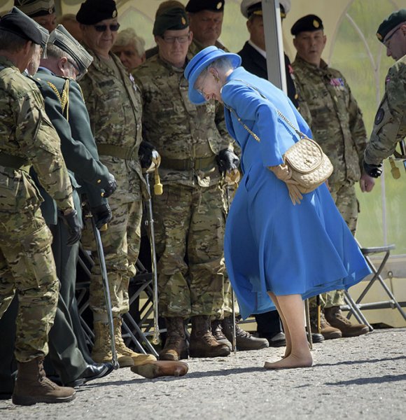 الملكة مارغريت الثانية ملكة الدنمارك تتعرض لموقف محرج أثناء انفلات الحذاء من قدمها