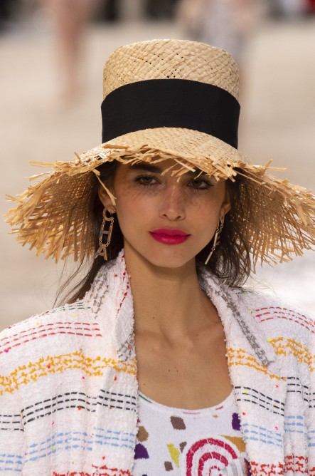 قبعات القش في عرض شانيل Chanel لربيع وصيف 2019