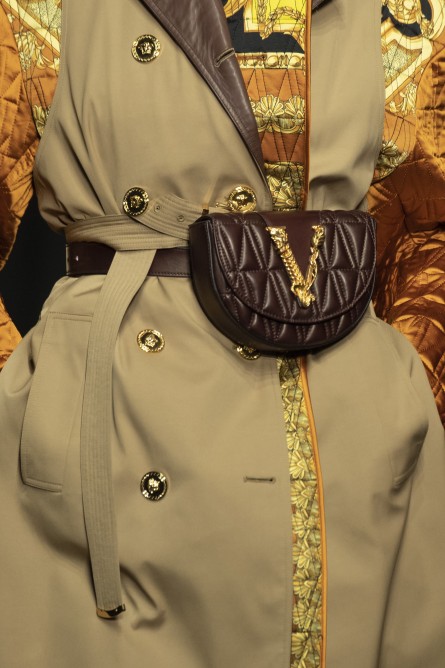 شنط الخصر الجلدية المضلعة لشتاء 2020 من Versace