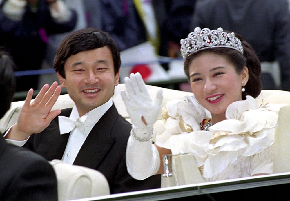 الإمبراطور ناروهيتو وزوجته ماساكو في حفل زفافهما عام 1993