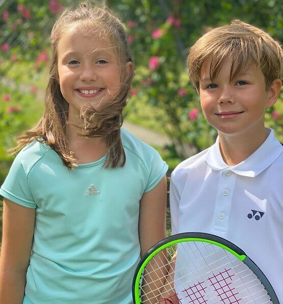 الأميرة ماري تنشر صورة جديدة لطفليها التوأم أثناء ممارستهم لرياضة التنس