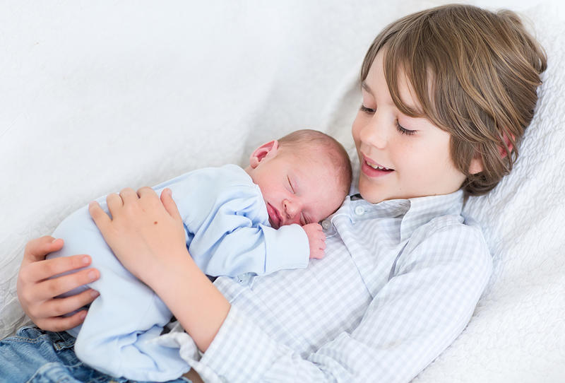 تحفيز الشعور بالمسؤولية تجاه المولود الجديد لدى الاطفال