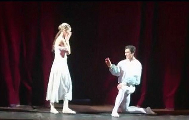 ممثل يتقدم بطلب الزواج من صديقته على المسرح