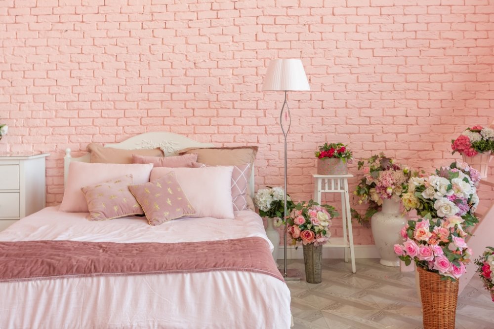 تزيين زاوية غرفة النوم بمجموعة من الورود الملونة