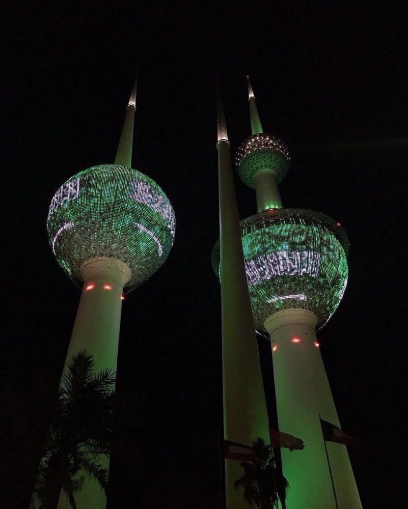أبراج الكويت تتزين بـ العلم احتفاء بتأهل منتخب السعودية إلى كأس العالم