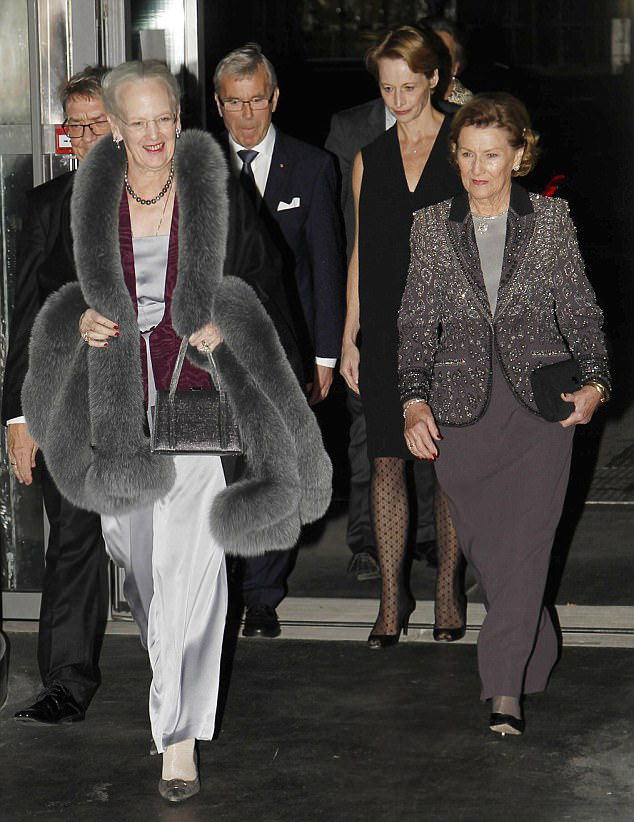 الملكة مارغريت في إطلالة أنيقة إلى جوار الملكة سونيا