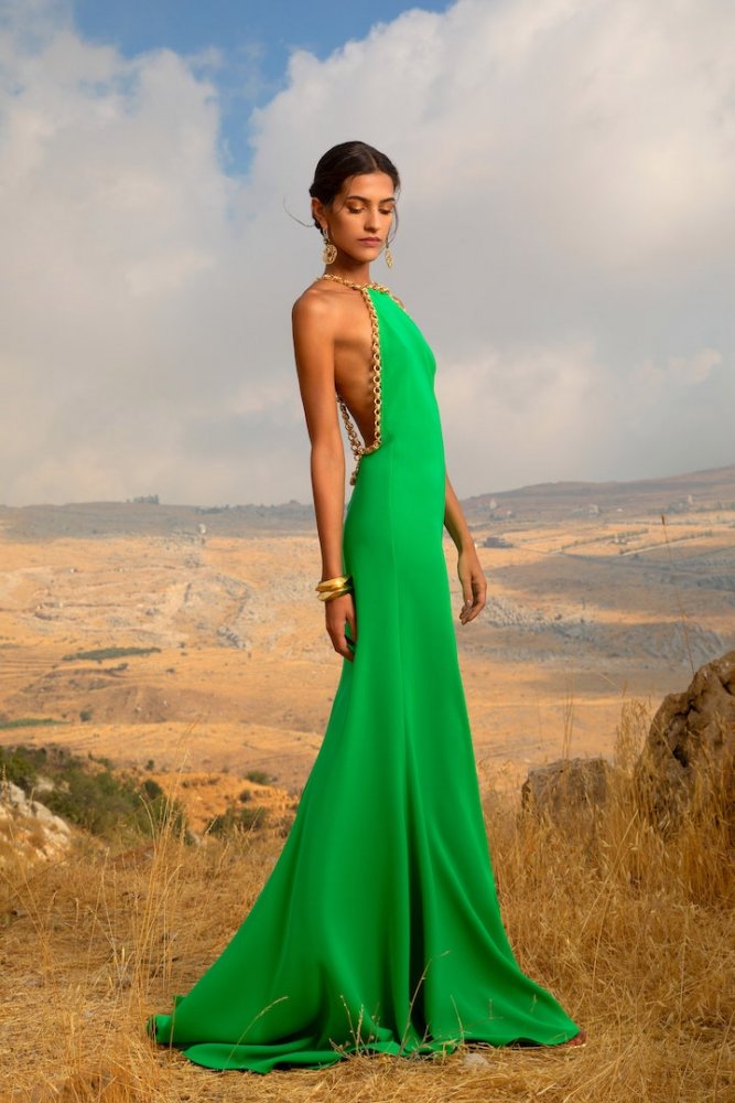 فستان طويل شبابي بالأخضر الفوسفوري مزيّن بالسلاسل الذهبية من Elie Saab  