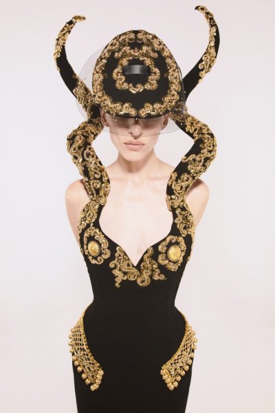 صورة دراماتيكية لفستان أسود بتفاصيل ذهبية من دار دار "سكياباريللي" Schiaparelli