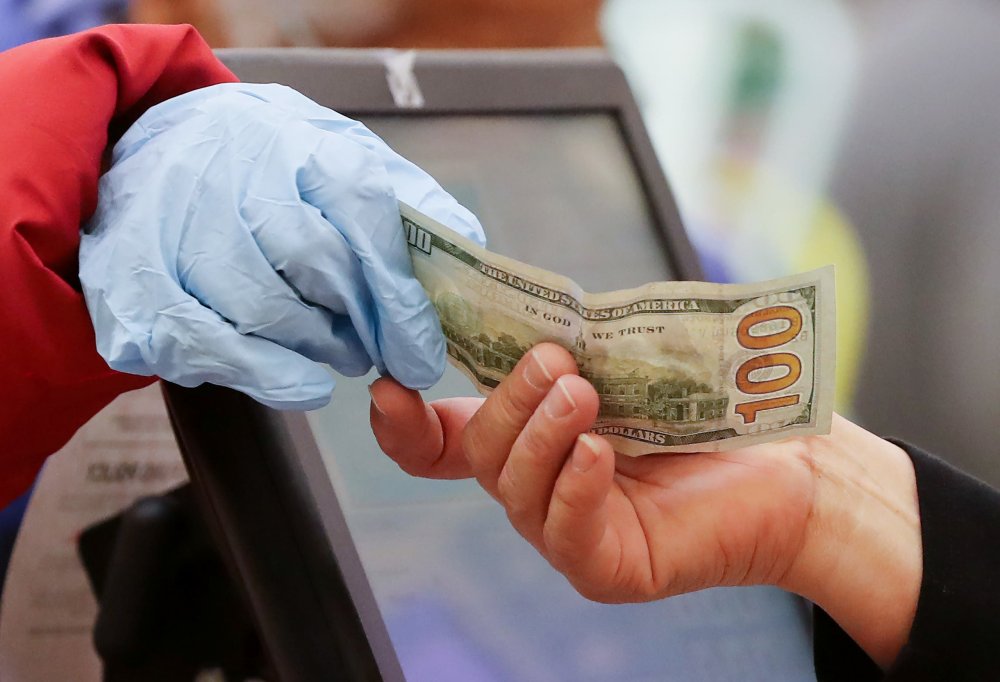  الدفع بالنقود الورقية يمكن أن ينقل فيروس كورونا
