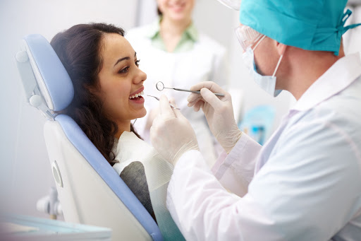 الزيارة الدورية لطبيب الأسنان لعلاج مسببات الرائحة الكريهة