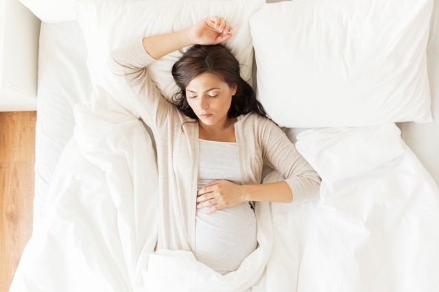 وضعية النوم الامثل للحامل ليست النوم على الظهر