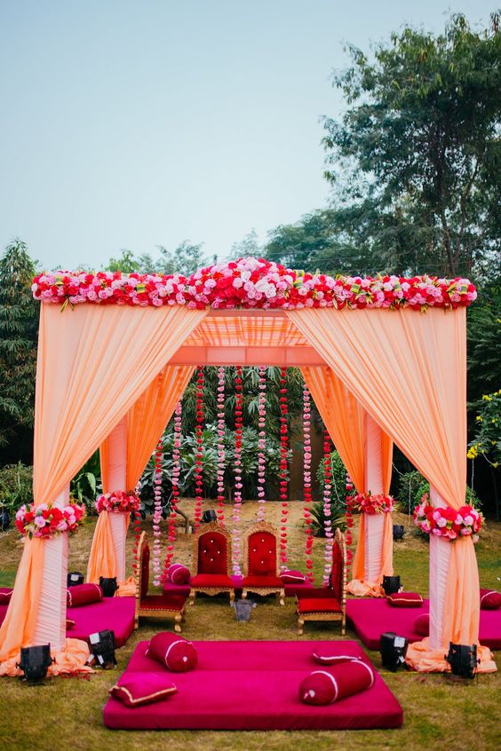  الستائر و الورود في ثيم الزفاف المستوحى من الثقافة الهندية