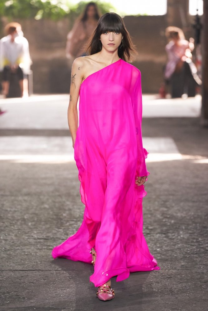قصة الكتف الواحد بفستان فوشيا بالقصة المنسدلة برقي من تصميم Valentino 
