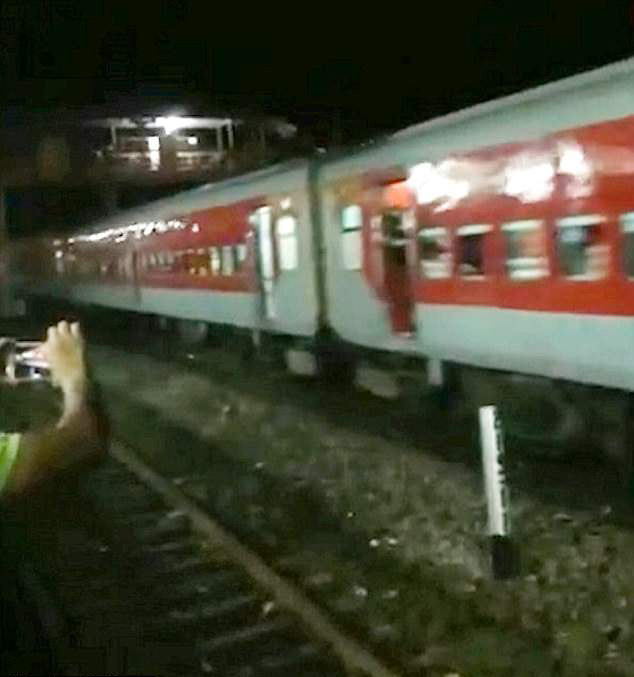 قطار هندي يسير إلى الخلف لمسافة طويلة بعد انفصال المحرك
