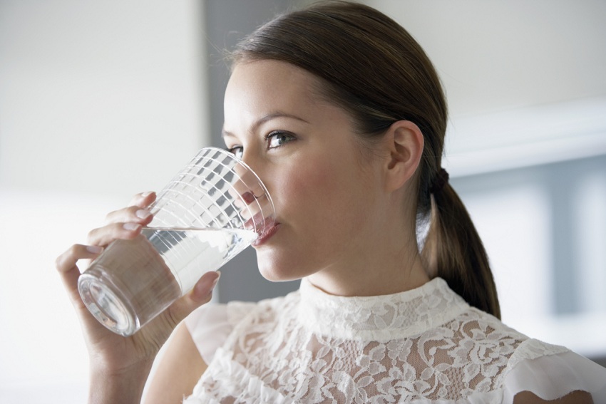 شرب المياه يطرد السموم من البشرة