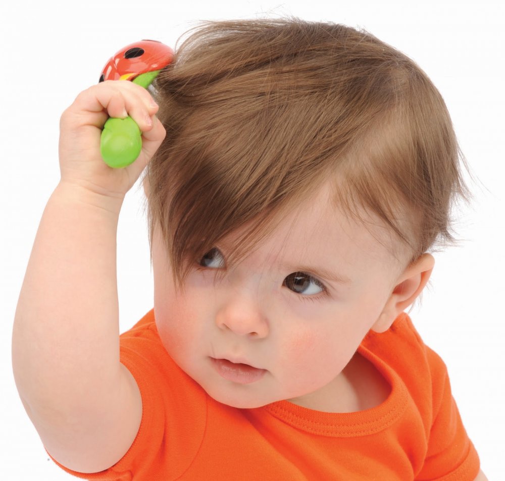 فوائد قص شعر الأطفال الرضع مثل تعزيز الرؤية لدى الطفل