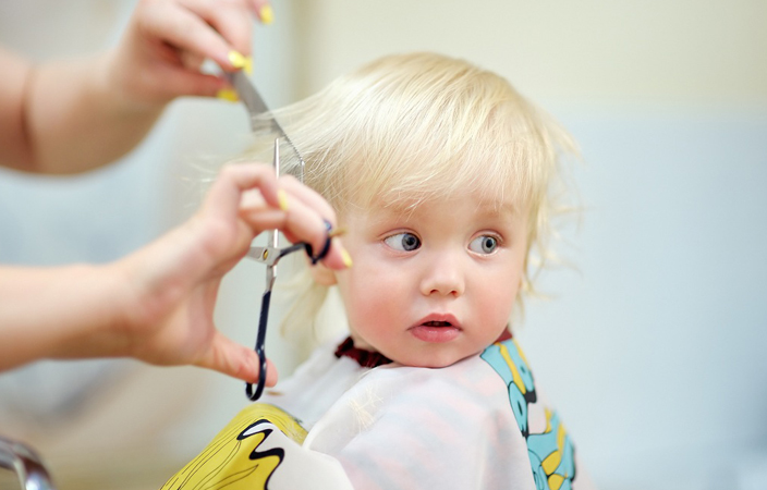 فوائد قص شعر الأطفال الرضع مثل تنعيم الشعر وتقويته وتكثيفه