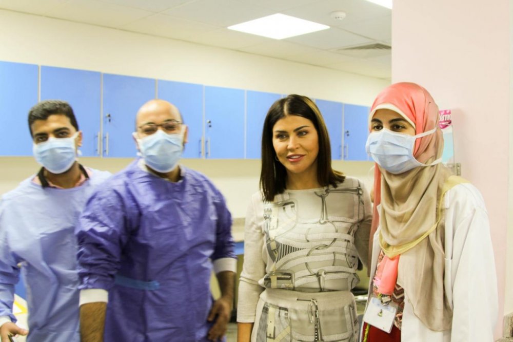 جومانة مراد تدعم مريضات الثدي ضمن زيارتها لأحد المستشفيات