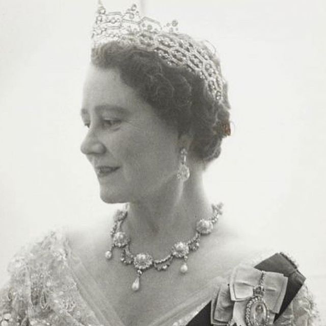 الملكة إليزابيث الأم تتألق بقلادة زفاف الملكة ألكسندرا