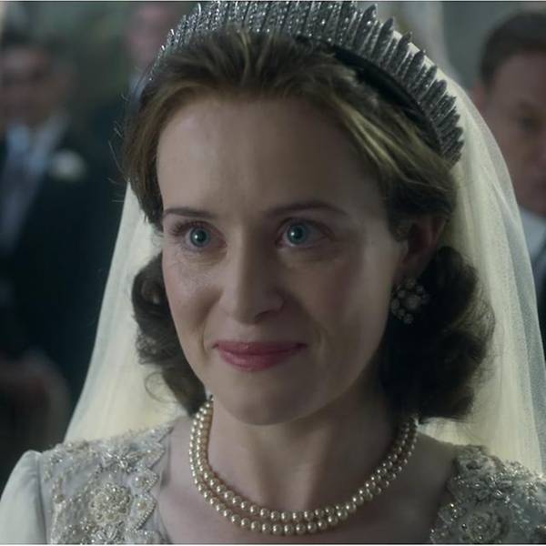 الممثلة كلير فوي ترتدي نسخة من تاج زفاف الملكة إليزابيث الثانية
