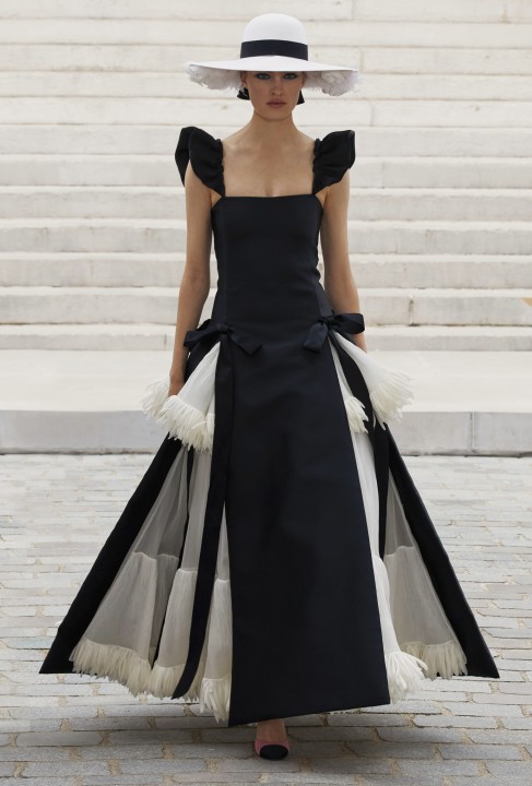 فستان اسود من Chanel 