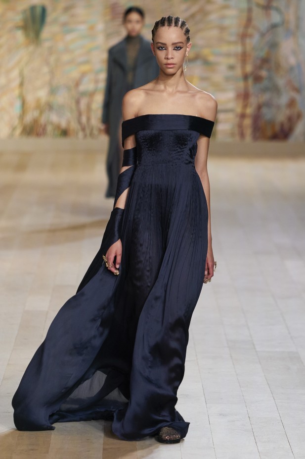 فستان اسود اوف شولدرز من  Dior 