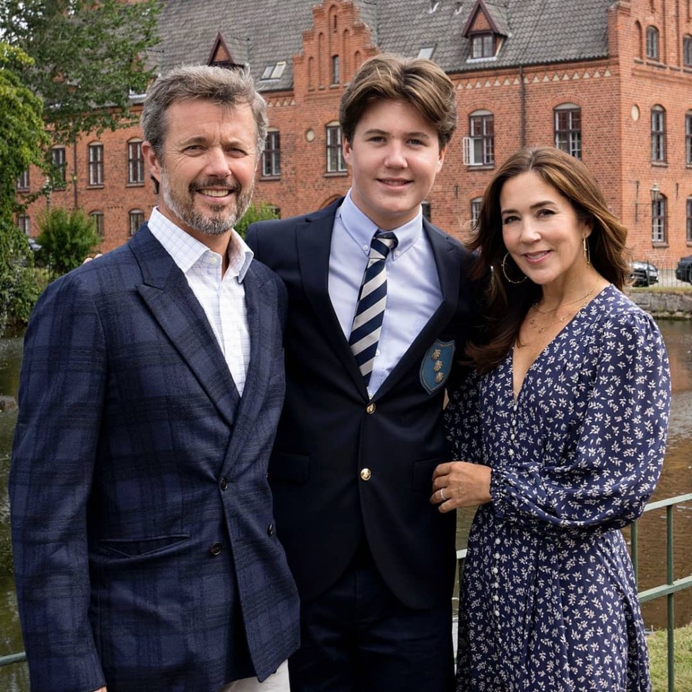 الأمير كريستيان بصحبة والديه في اليوم الأول في مدرسته الجديدة