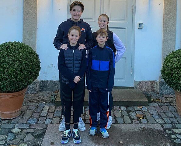 العائلة المالكة الدنماركية تشارك في اليوم الرياضي في مدرسة دنماركية