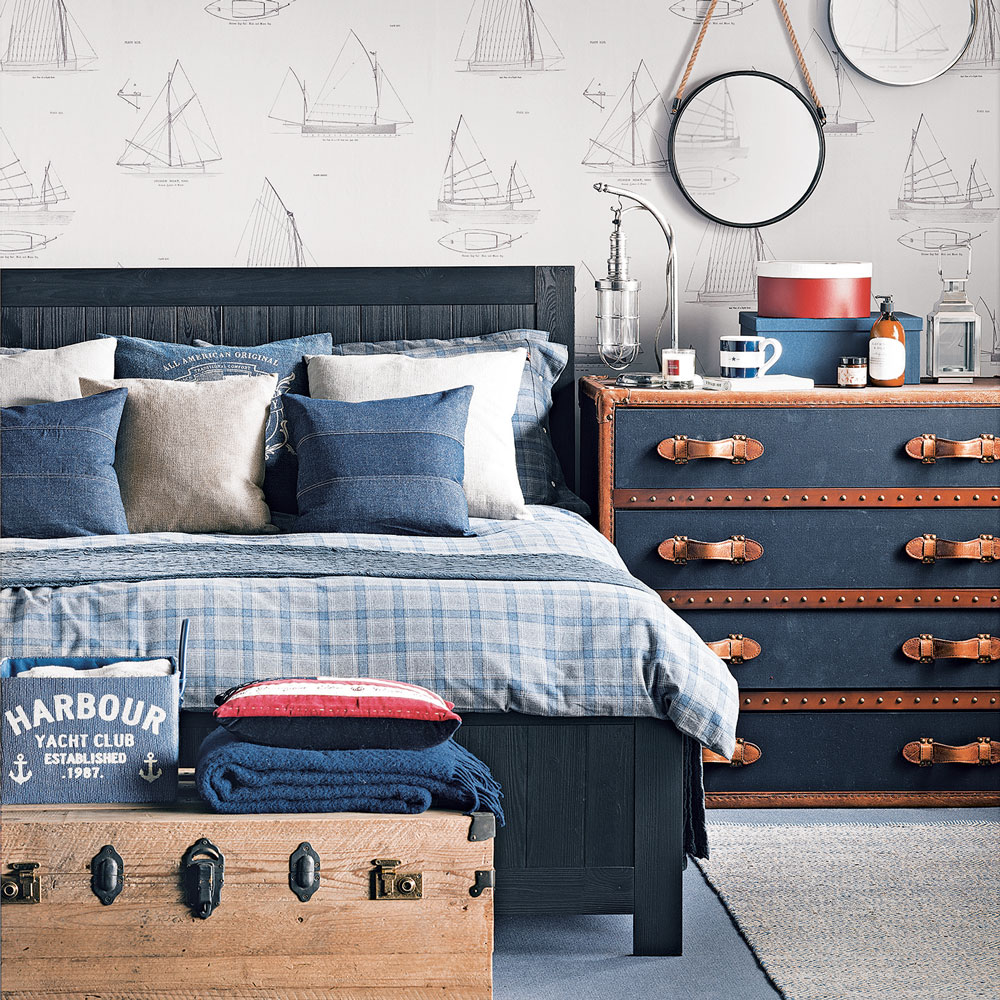 ديكور غرفة نوم للشباب تعتمد الجلد والخشب وألوان الأزرق والبني