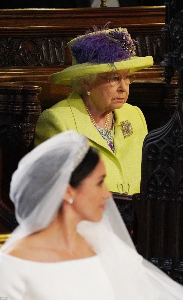 ارتدت الملكة ريتشموند بروش في حفل زفاف الأمير هاري وميغان ماركل
