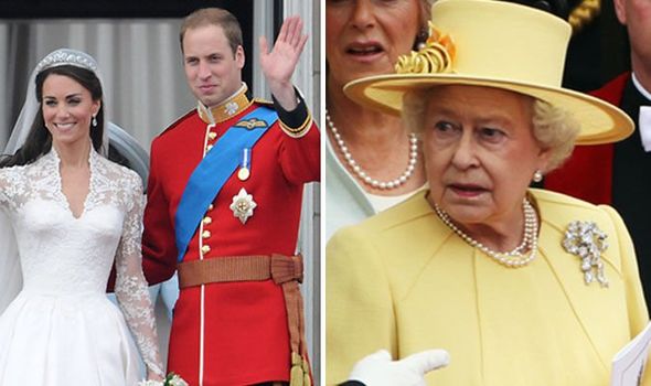 ارتدت الملكة إليزابيث الثانية في حفل زواج حفيدها الأمير ويليام وكيت كيت ميدلتون أحد دبابيسها التي ترتديها ويطلق عليها " True Lover"، 