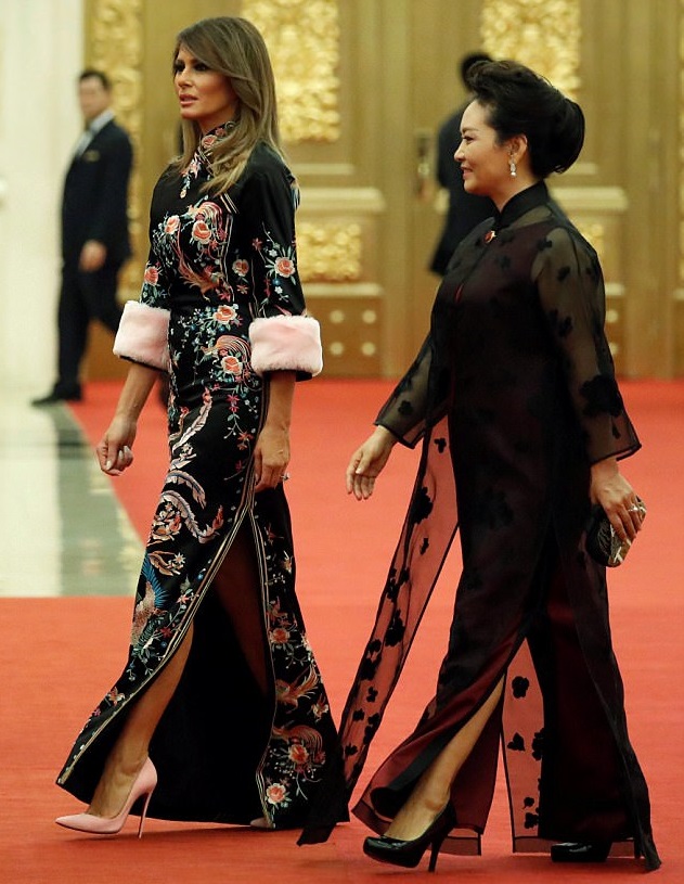 ميلانيا ترامب ‏Melania Trump‏ خطفت الانظار بفستان عصري يحمل هوية الصين