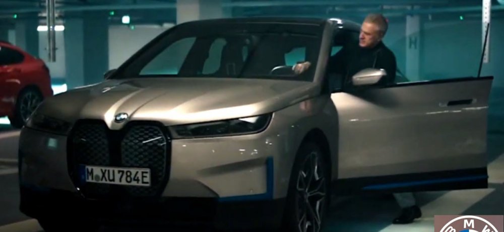 الممثل العالمي كريستوف والتز يختبر سيارة BMW iX
