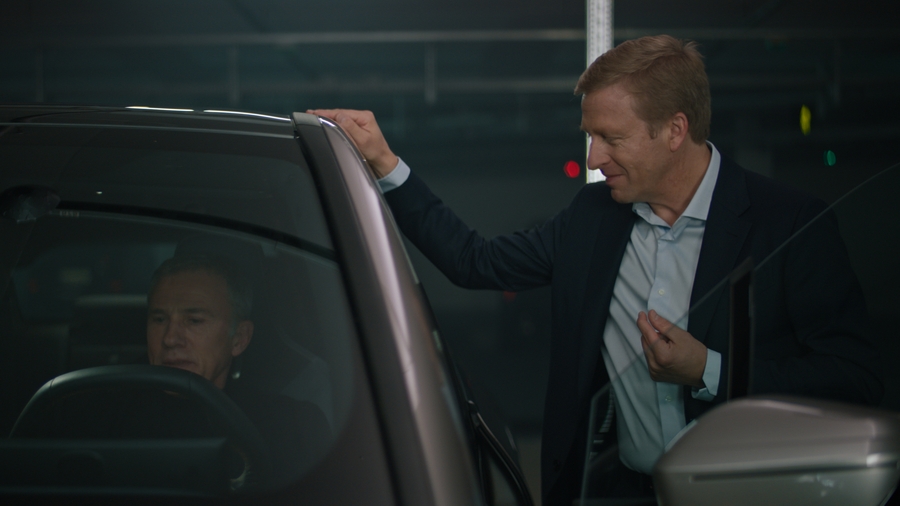 الممثل العالمي كريستوف والتز يختبر سيارة BMW iX