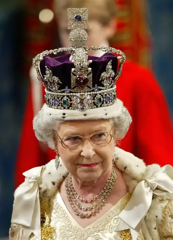 الملكة إليزابيث تتحدث عن ارتداء تاج الإمبراطورية البريطانية