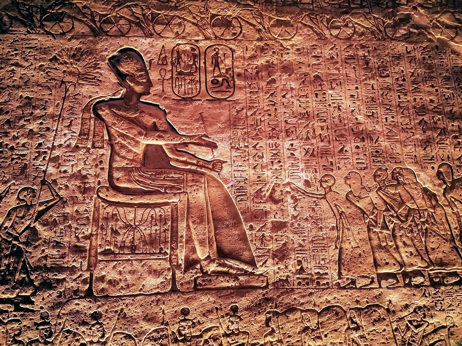 نقوش في احد المقابر الفرعونية بواسطة rottonara 