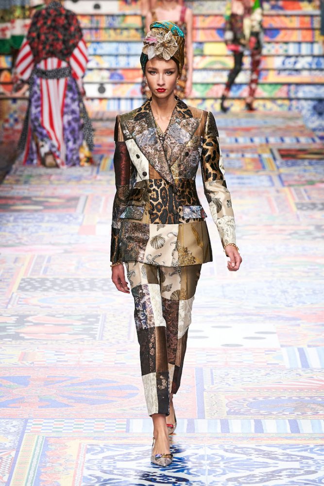 بدلة ملفتة بمزيج من النقشات بألوان جذابة من Dolce & Gabbana 