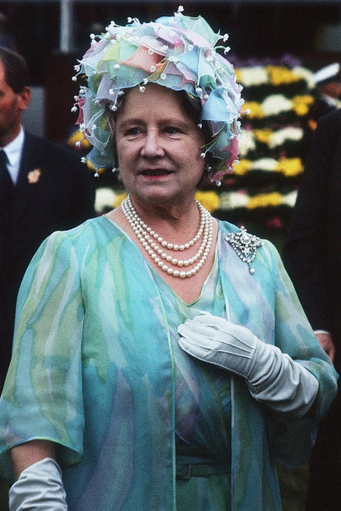 تزينت الملكة إليزابيث الأم بقبعة من ألوان الباستيل