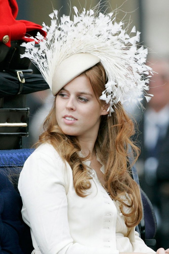 الأميرة بياتريس ترتدي قبعة من الريش الأبيض