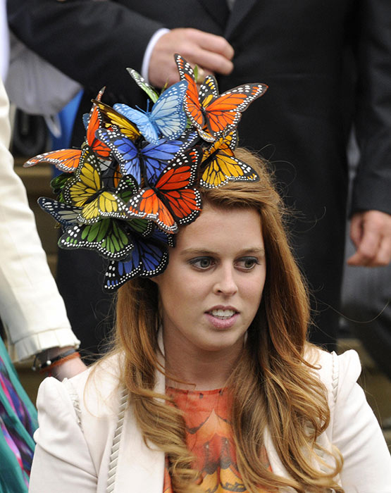 الأميرة بياتريس ترتدي قبعة على هيئة فراشات ملونة
