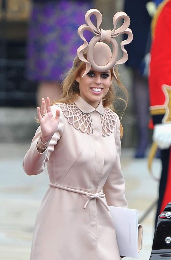 الأميرة بياتريس ارتدت قبعة أثارت الجدل في حفل زفاف الأمير ويليام وكيت ميدلتون