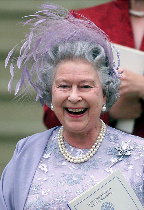 ارتدت الملكة إلأيزابيث الثانية  قبعة من الريش باللون البنفسجي