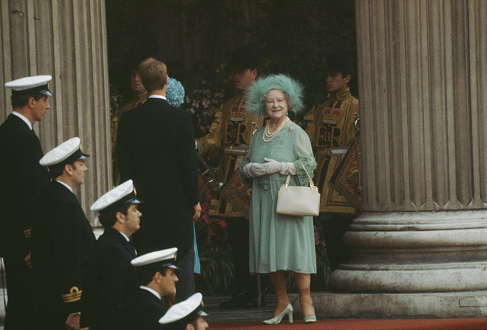 الملكة إليزابيث الأم ترتدي قبعة من الريش باللون الأخضر في حفل زفاف الأمير تشارلز أمير ويلز والأميرة الراحلة ديانا