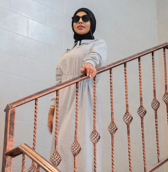 فستان كاجوال أنيق باللون الرمادي من القطن مع قبّة القميص بأسلوب سعاد سليمان