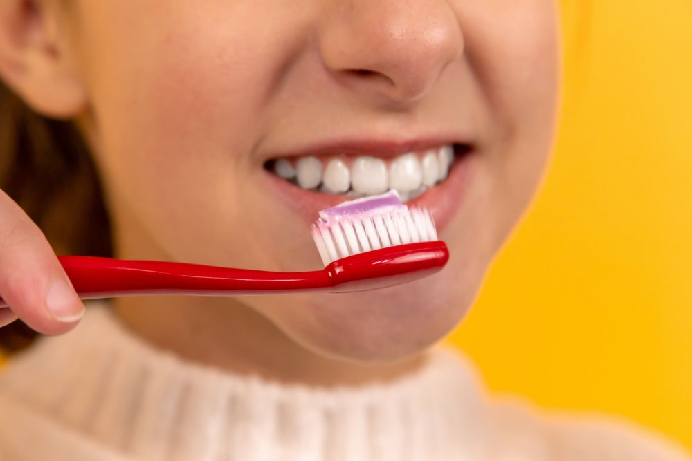  تنظيف الاسنان والمضمضة من النصائح للمحافظة على صحة الفم اثناء الاصابة